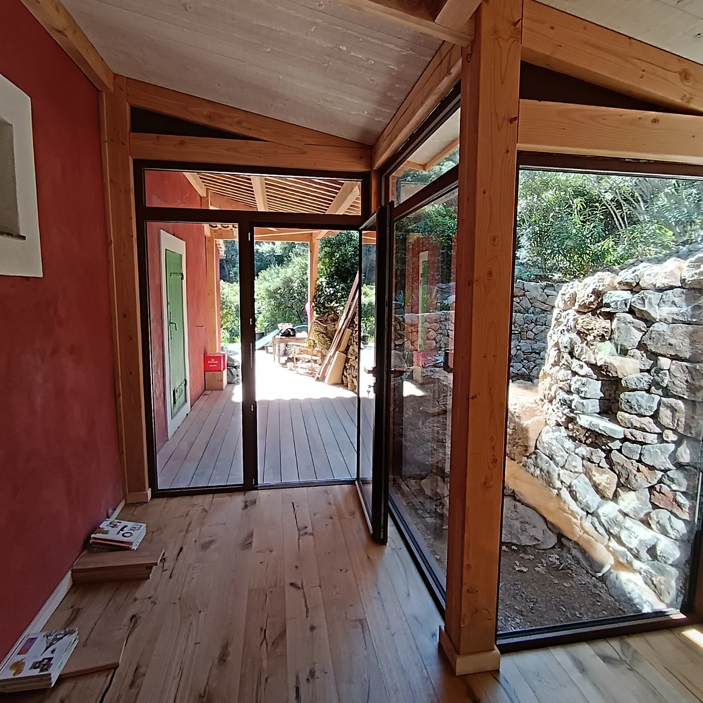 Aménagement extérieur en bois avec bar et terrasse, vue 3
