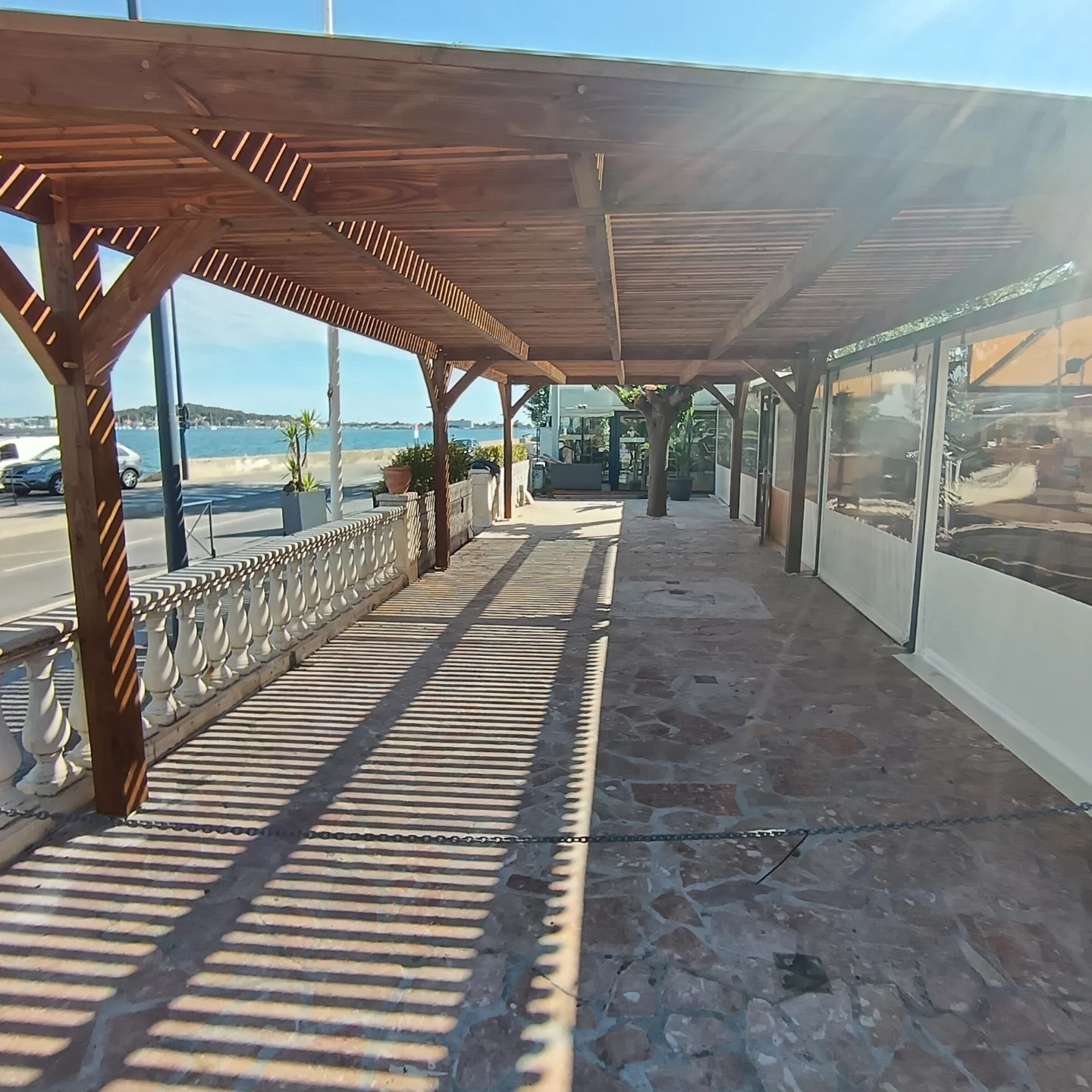 Pergola en bois sur une terrasse avec vue sur la mer, vue 2