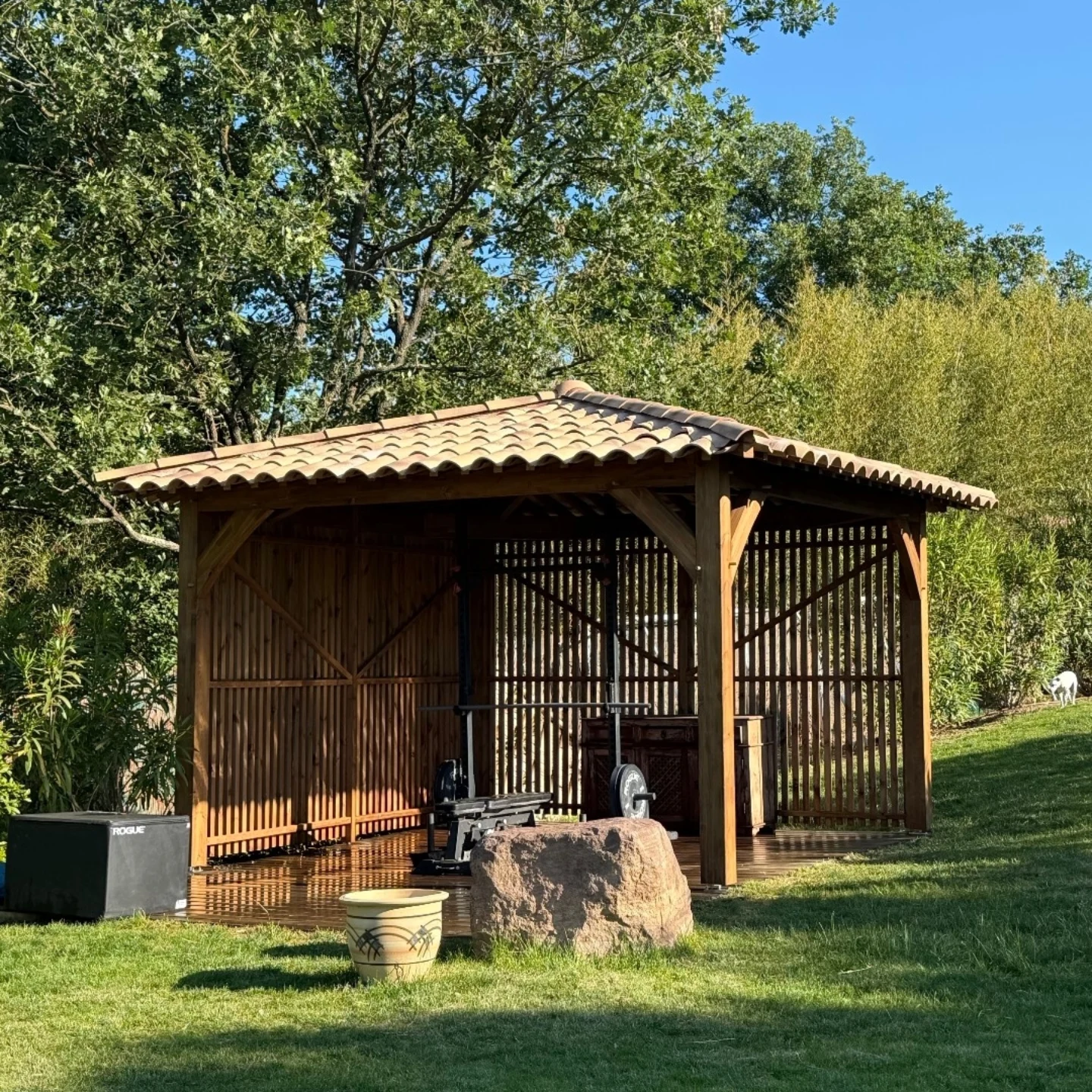 Abri en bois avec charpente et toit en tuiles, vue 1