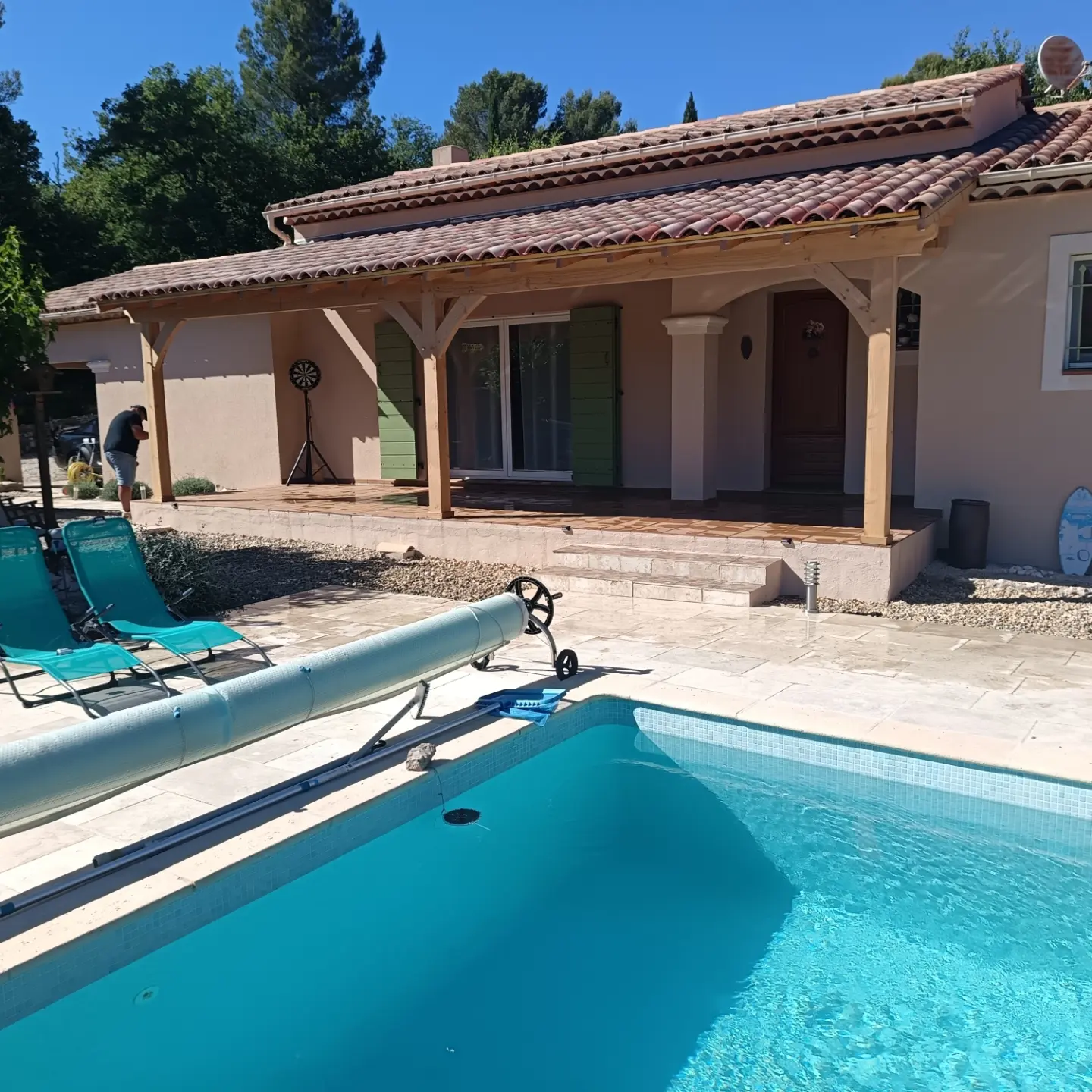 Auvent adossé en douglas près d’une piscine, vue 5