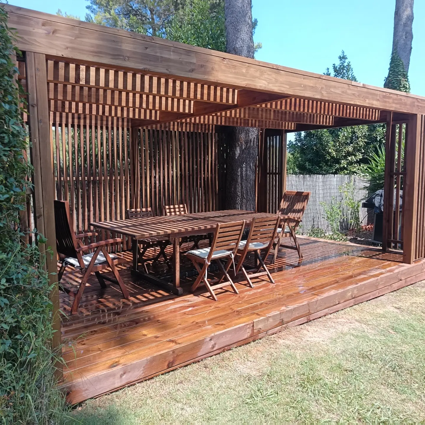 Pergola en bois construite autour de deux pins, vue 2