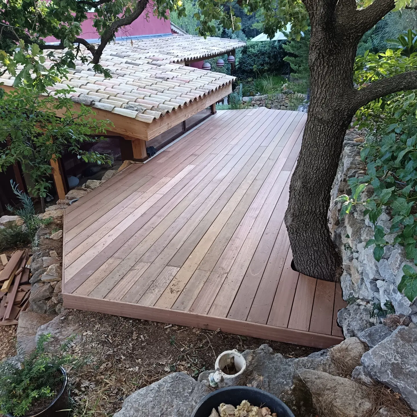 Terrasse en bois aménagée autour d’un chêne, vue 1