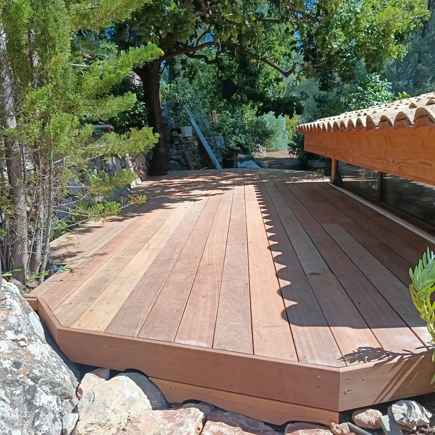 Terrasse en bois aménagée autour d’un chêne, vue 2