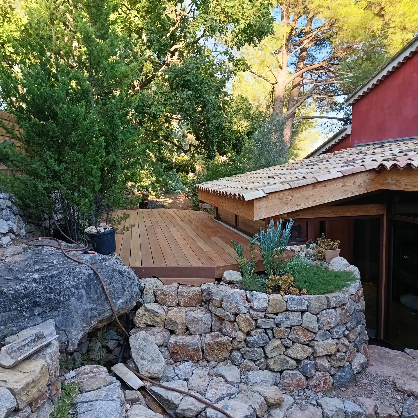 Terrasse en bois aménagée autour d’un chêne, vue 3