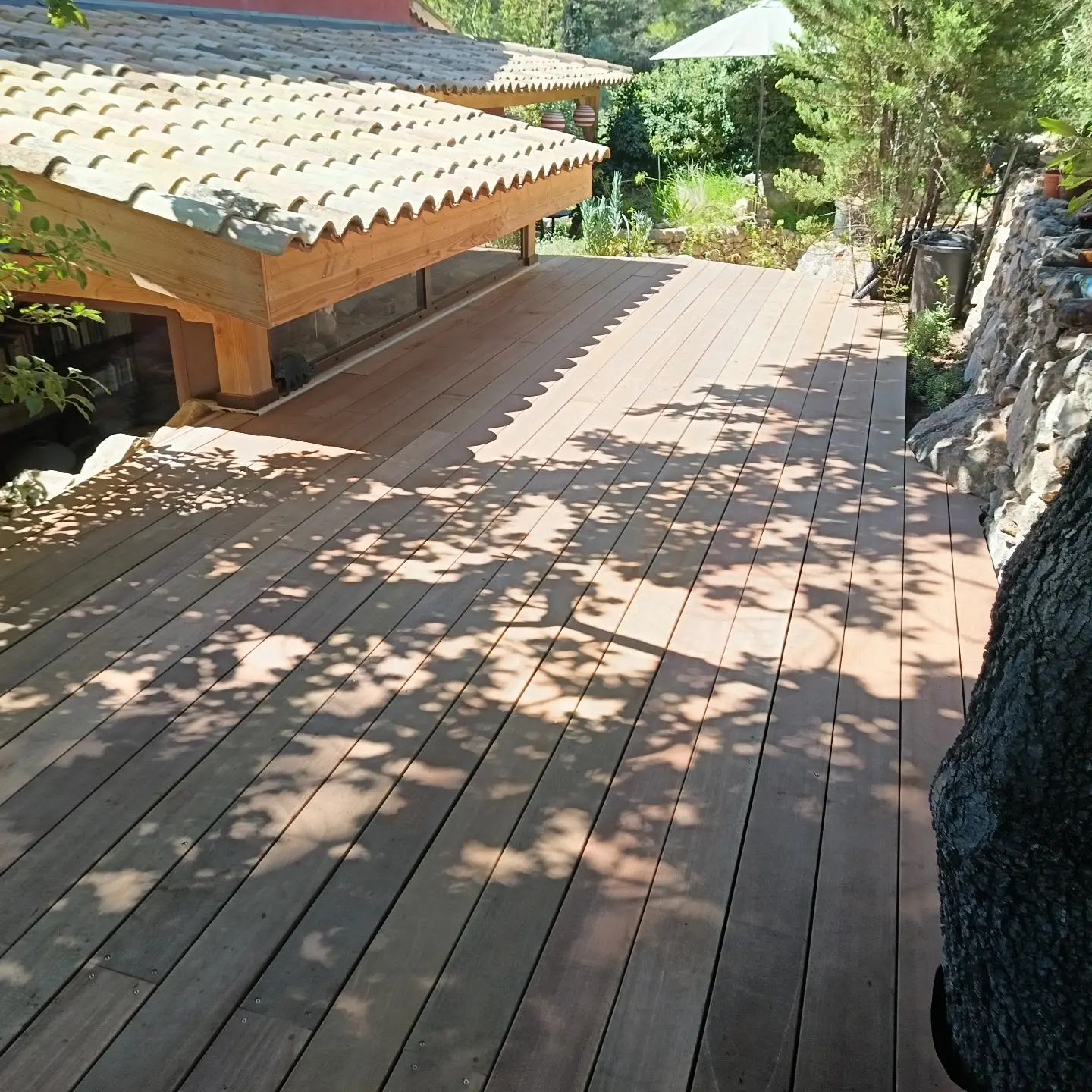 Terrasse en bois aménagée autour d’un chêne, vue 5