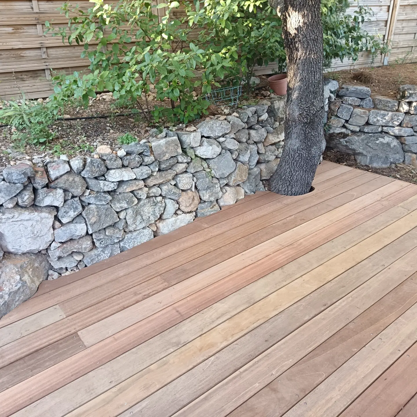 Terrasse en bois aménagée autour d’un chêne, vue 6