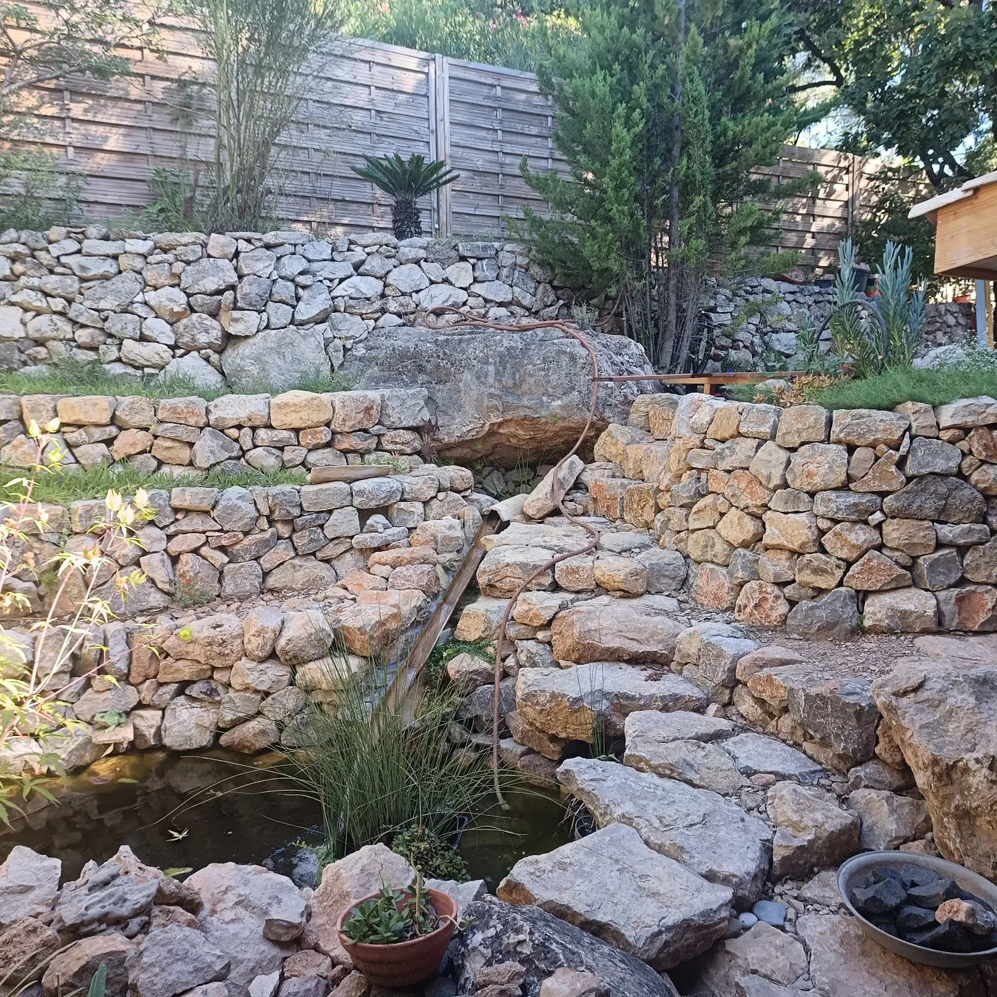 Terrasse en bois aménagée autour d’un chêne, vue 7