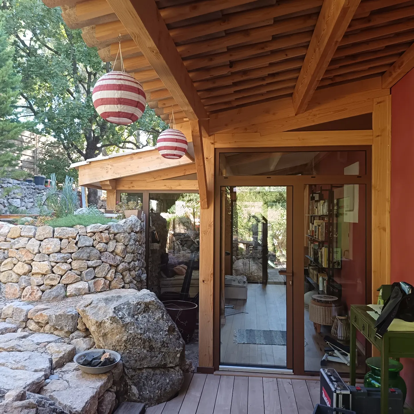 Terrasse en bois aménagée autour d’un chêne, vue 8
