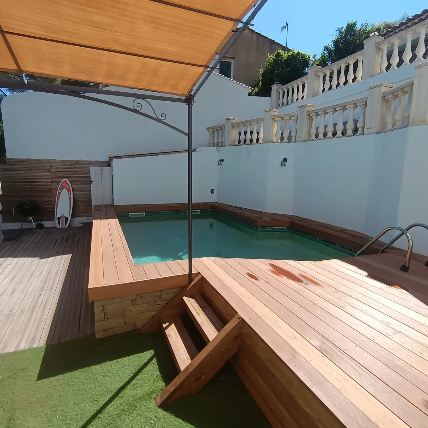 Terrasse en bois sur mesure autour d’une piscine, vue 2