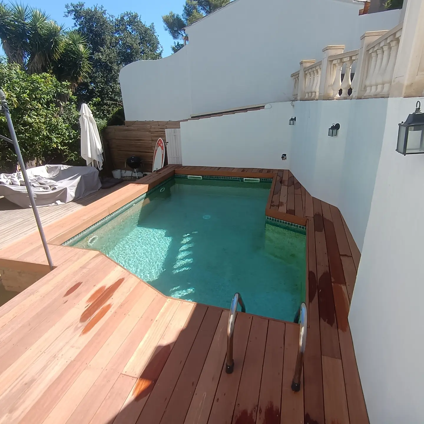 Terrasse en bois sur mesure autour d’une piscine, vue 3