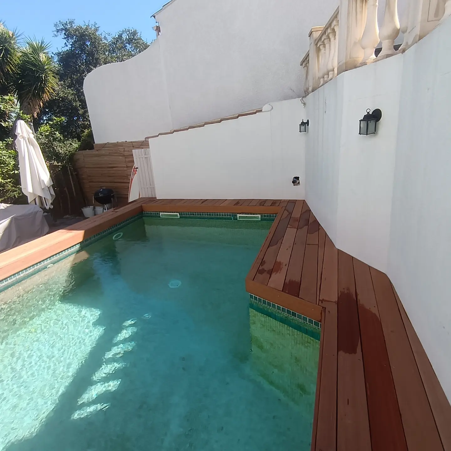 Terrasse en bois sur mesure autour d’une piscine, vue 4
