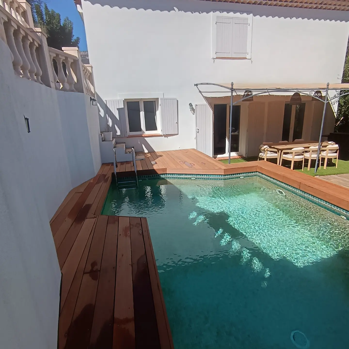 Terrasse en bois sur mesure autour d’une piscine, vue 5