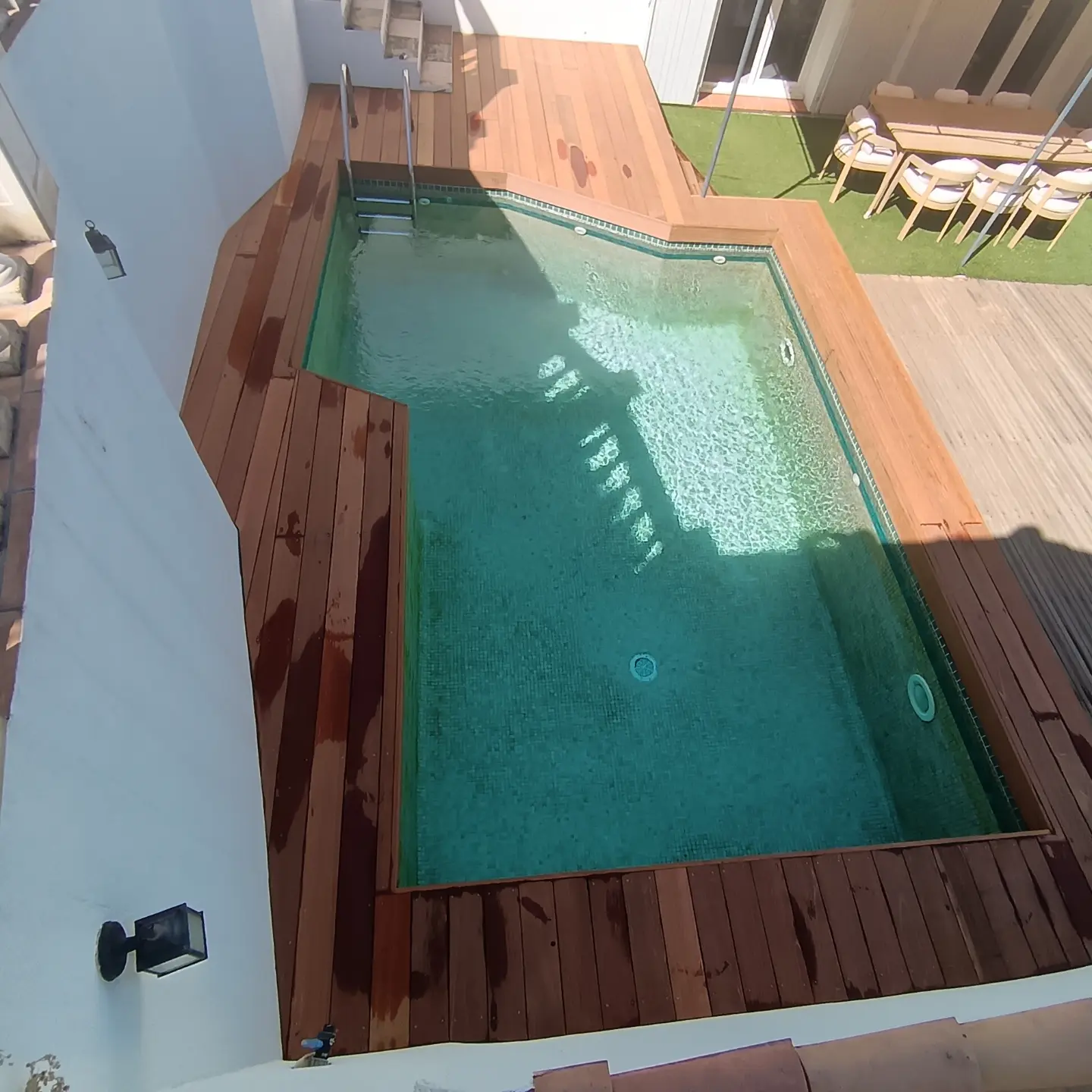 Terrasse en bois sur mesure autour d’une piscine, vue 6